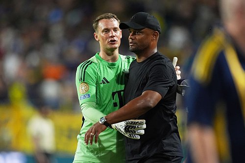 Trainer Vincent Kompany und sein Kapitän. - © Rebecca Blackwell/AP/dpa
