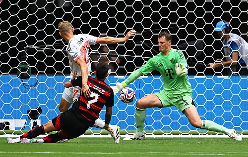 Manuel Neuers Super-Reflex gegen Flamengos Luiz Araujo (M). Daneben Bayern-Verteidiger Konrad Laimer (l). - © Sven Hoppe/dpa