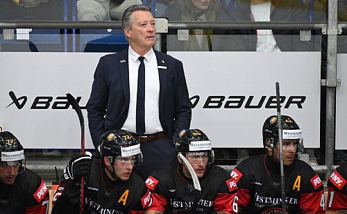 Bundestrainer Harold Kreis blickt beim Deutschland Cup bereits in Richtung Olympia 2026. - © Angelika Warmuth/dpa