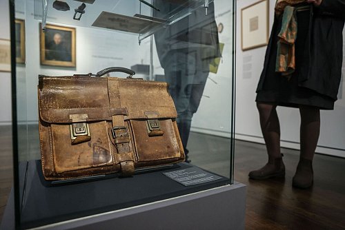 Eigentlich nur ein Gebrauchsgegenstand, aber nun doch museumswürdig: die Aktentasche von Konrad Adenauer. - © Oliver Berg/dpa