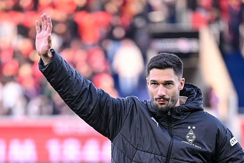 Tim Kleindienst konnte nach seiner Knie-Operatkion oft nur zuschauen. (Archivbild) - © Harry Langer/dpa