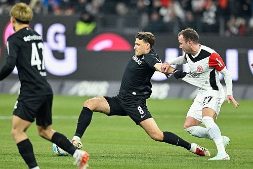 Mario Götze (rechts) kämpft mit Maximilian Eggestein um den Ball - © Uwe Anspach/dpa