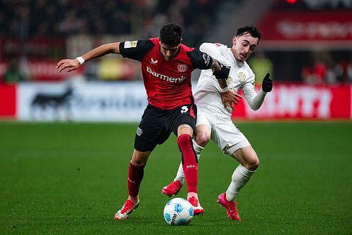Piero Hincapie (links) und Bayer Leverkusen stehen weiter oben in der Tabelle - © Marius Becker/dpa