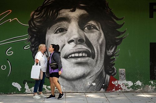 Maradonas Pfleger und Ärzte sollen bei der Behandlung schwere Fehler gemacht haben. (Archivbild) - © Rodrigo Abd/AP/dpa