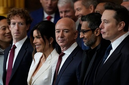 Unter den Gästen bei Trumps Amtseinführung: Mark Zuckerberg (l-r), Lauren Sanchez und ihr Partner Jeff Bezos, Sundar Pichai und Elon Musk. - © Julia Demaree Nikhinson/AP Pool/AP/dpa