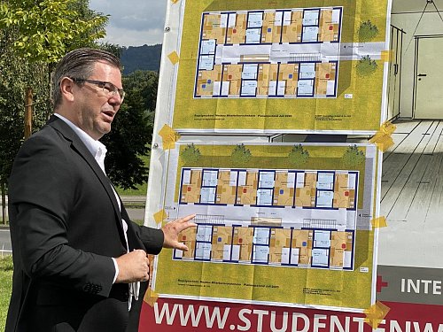 Tönnies-Finanzchef Daniel Nottbrock erklärt das Wohnungs-Konzept, das bisher für den Bau von Studentenwohnungen eingesetzt wird. - © Martin Krause