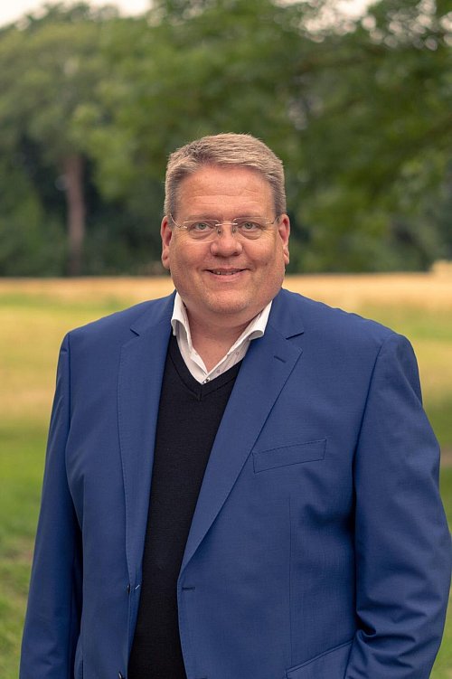 Kai Abruszat gilt als der «singende Bürgermeister» - nun tritt er noch einmal an. (Handout) - © Paul Geene/Gemeinde Stemwede/dpa