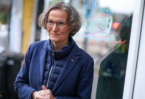 Landesbauministerin Ina Scharrenbach (CDU) begleitete die Kontrolle in Hagen - © Christoph Reichwein/dpa