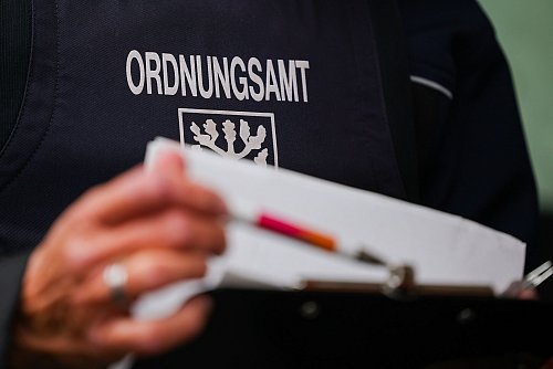 Mitarbeiter des Ordnungsamtes beteiligten sich an der Kontrollaktion gegen Schrottimmobilien und Sozialbetrug in mehreren Ruhrgebietsstädten - © Christoph Reichwein/dpa