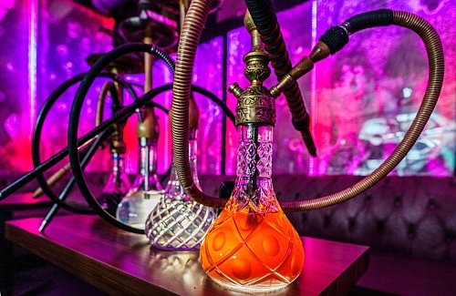 Shishas schmecken nach Apfel, Kirsche, Zimt, Minze oder zahlreichen anderen Aromen. (Archivbild) - © Andreas Arnold/dpa