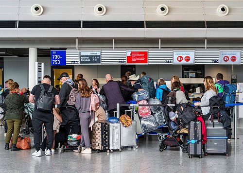 Wegen einer Störung bei der Deutschen Flugsicherung kam es zu großen Verzögerungen und Ausfällen wie hier am Flughafen Frankfurt (Foto aktuell). - © Andreas Arnold/dpa