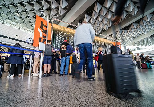 Wegen einer Störung bei der Deutschen Flugsicherung mussten Flugreisende viel Geduld mitbringen (Foto aktuell). - © Andreas Arnold/dpa