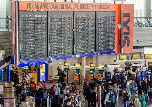 Verzögerungen und Ausfälle gab es auch am Flughafen Frankfurt (Foto aktuell). - © Andreas Arnold/dpa