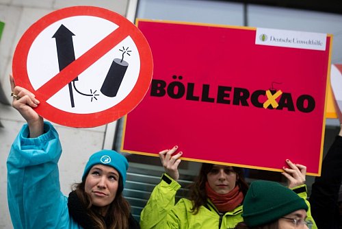 Organisationen wie die Deutsche Umwelthilfe und die Berliner Gewerkschaft der Polizei (GdP) fordern ein Böllerverbot für den Privatgebrauch. (Archivbild) - © Sebastian Christoph Gollnow/dpa