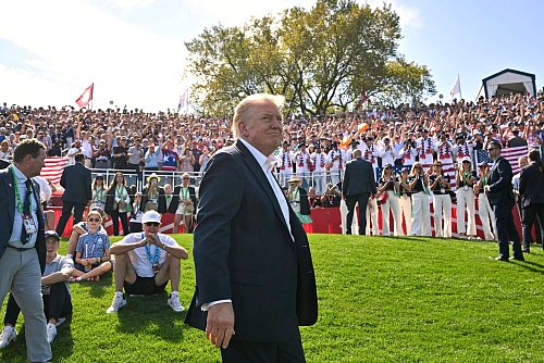 US-Präsident Donald Trump sah zum Auftakt des Ryder Cups überraschend starke Europäer. - © Mandel Ngan/POOL AFP/AP/dpa