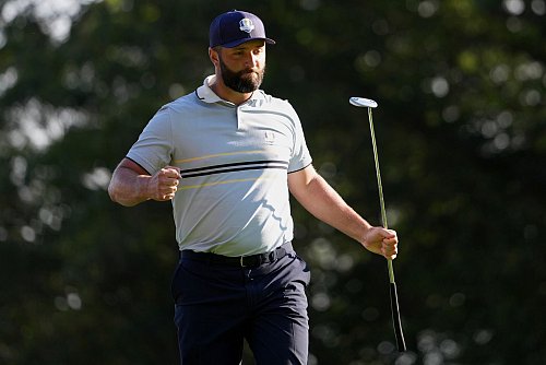 Jon Rahm überzeugt beim Ryder-Cup-Auftakt - © Matt Slocum/AP/dpa