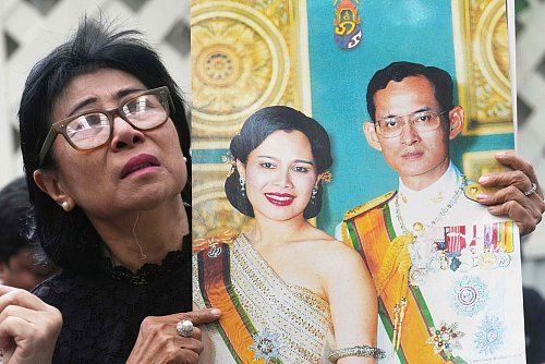 In Thailand wurde Sirikit tief verehrt. - © Sakchai Lalit/AP/dpa