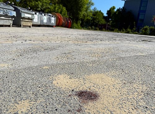 Ein Blutfleck auf dem Asphalt am Tatort lässt erahnen, was sich hier abgespielt haben könnte - © Alex Talash/dpa