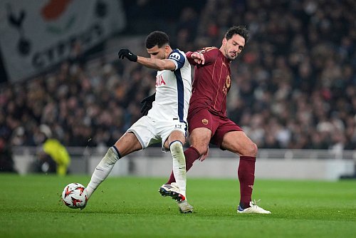 Ex-Nationalspieler Mats Hummels (r) traf für die Roma gegen Tottenham. - © John Walton/PA Wire/dpa