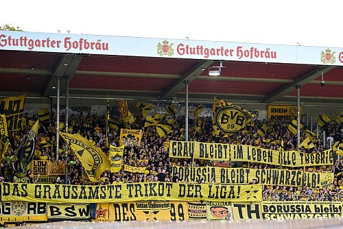 Die neuen Auswärtstrikots des BVB kommen bei vielen Fans nicht gut an. - © Harry Langer/dpa