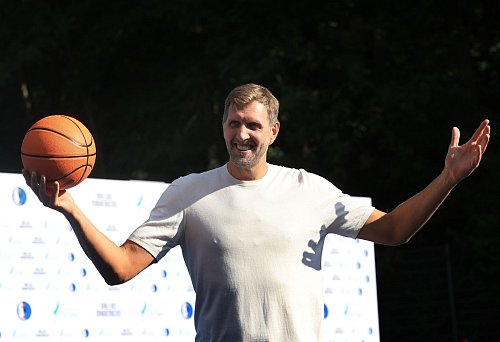 Dirk Nowitzki spielte mit den Kindern Basketball. - © Karl-Josef Hildenbrand/dpa