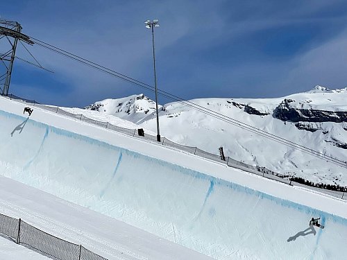 Es braucht Mut und ordentlich Geschwindigkeit, um an den Rändern der Superpipe in die Luft abzuheben. - © Manuel Meyer/dpa-tmn