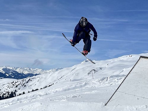 Unterwegs im Snowpark von Laax: So sieht es aus, wenn Könner ihre Tricks zeigen. - © Manuel Meyer/dpa-tmn