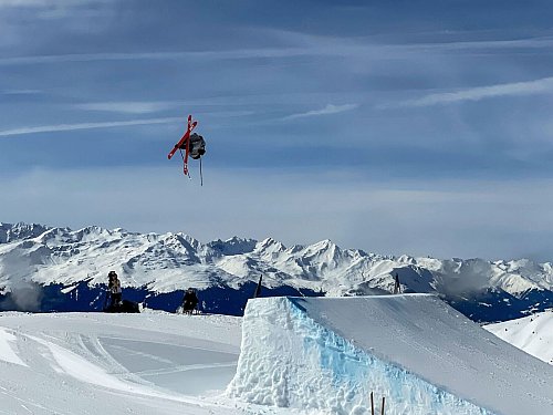 Abflug mit Aussicht: Slopestyle heißt diese Disziplin, bei der über «Kicker» genannte Schanzen gesprungen wird. - © Manuel Meyer/dpa-tmn