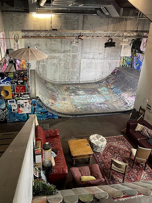 Bretterwechsel: Im Keller der «Indy Bar» kann man in der Halfpipe Skateboard fahren - und Cocktails schlu?rfen. - © Manuel Meyer/dpa-tmn