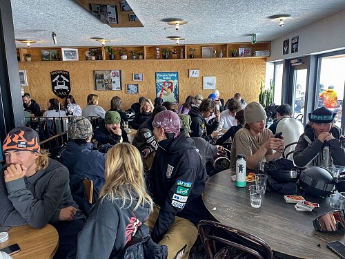 Hier trifft sich die Szene: Das «Caffè NoName» liegt an der Superpipe in Laax. - © Manuel Meyer/dpa-tmn
