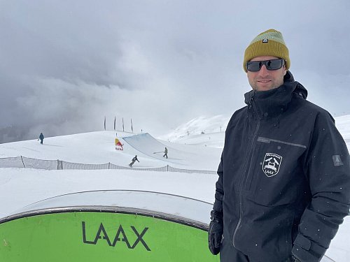 Joos Caviezel ist Snowpark Manager des Skigebiets Laax. - © Manuel Meyer/dpa-tmn