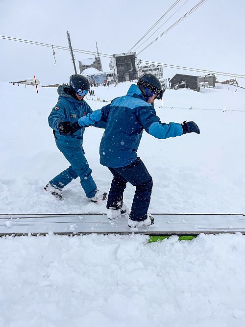 Erst mal ohne Ski über die Box rutschen: Autor Manuel Meyer beim Freestyle-Anfa?ngerkurs in Laax. - © Manuel Meyer/dpa-tmn