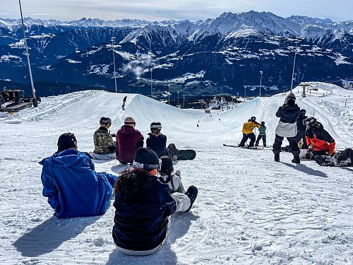 Gigantische Halbröhre: Die Superpipe in Laax ist 220 Meter lang und an den Seiten sieben Meter hoch. - © Manuel Meyer/dpa-tmn