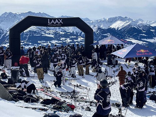Anlaufpunkt für die Elite: Während unser Autor in Laax ist, findet dort auch ein Slopestyle-Wettkampf statt. - © Manuel Meyer/dpa-tmn