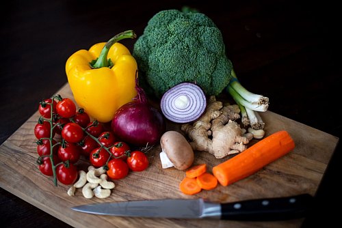 Vegetarisch ist angesagt - einen Veggie-Boom gab auch schon mal um das Jahre 1900 herum. (Illustration) - © Sina Schuldt/dpa