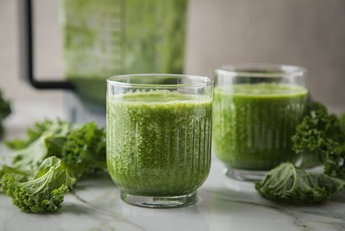 Grün heißt nicht immer nur gesund, sondern kann auch lecker schmecken: Der Smoothies besteht aus Grünkohl, Apfel, Birne und Apfelsaft. - © Christin Klose/dpa-tmn