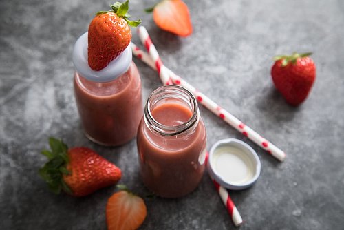 Nicht ganz so farbkräftig wird ein Smoothie aus Erdbeeren. - © Christin Klose/dpa-tmn