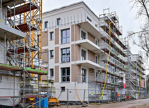 Hohe Kosten und Zinsen belasten Neubauprojekte. - © Patrick Pleul/dpa
