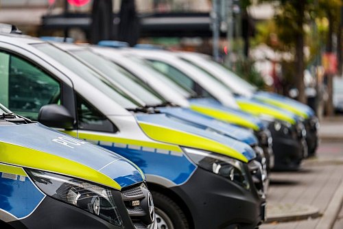 Ermittlungen gegen Polizisten: Unter anderem wegen des Verdachts der Körperverletzung im Amt gegen 17 Beamte in Frankfurt am Main sind mehrere Dienststellen und Wohnungen durchsucht worden. - © Andreas Arnold/dpa