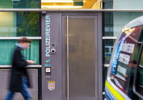 Bei den Ermittlungen gegen 17 Polizisten in Frankfurt am Main geht es um das 1. Polizeirevier in der Innenstadt. - © Andreas Arnold/dpa