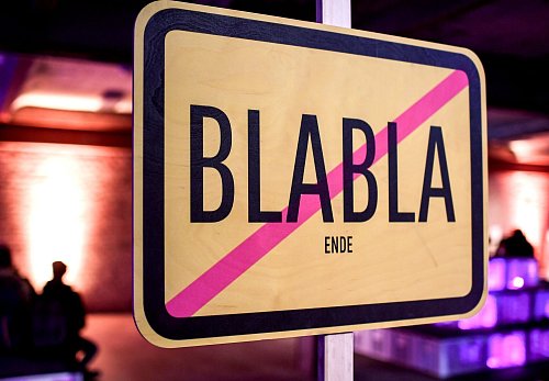 Schluss mit Blabla? Viele Erwachsene in Deutschland empfinden sogenannten Small Talk als oberflächlich. - © Britta Pedersen/dpa-Zentralbild/dpa