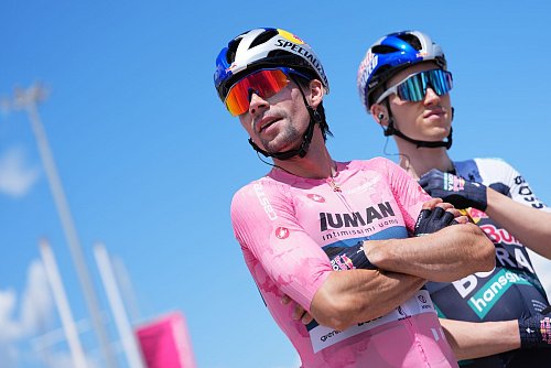 Das Rosa Trikot des Gesamtführenden trug Primoz Roglic (l) nur kurz. - © Gianmattia D\\\'alberto/LaPresse via ZUMA Press/dpa
