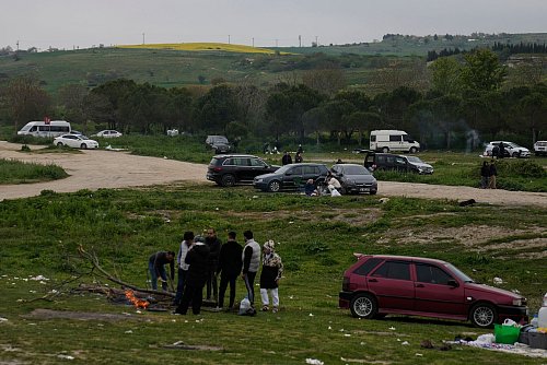Das schwere Beben und die Dutzenden Nachbeben in Istanbul halten die Menschen in Angst. - © Khalil Hamra/AP/dpa