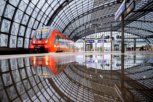 Unterwegs mit dem Regio: Bei Lockangeboten zum Deutschlandticket mit günstigeren Preisen oder besonders kurzen Laufzeiten ist größte Vorsicht geboten. - © Christoph Soeder/dpa/dpa-tmn