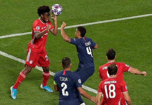 Kingsley Coman (l) köpft im Champions-League-Finale 2020 das Siegtor. - © Manu Fernandez/Pool AP/dpa