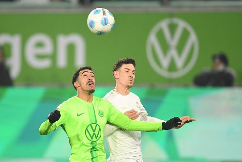 Wolfsburgs Tiago Tomas (l) und der Mainzer Anthony Caci im Zweikampf.. - © Swen Pförtner/dpa