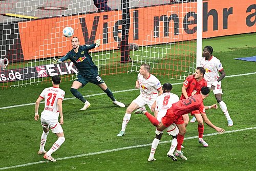 Die Bayern kämpften sich in Leipzig wieder heran. - © Hendrik Schmidt/dpa