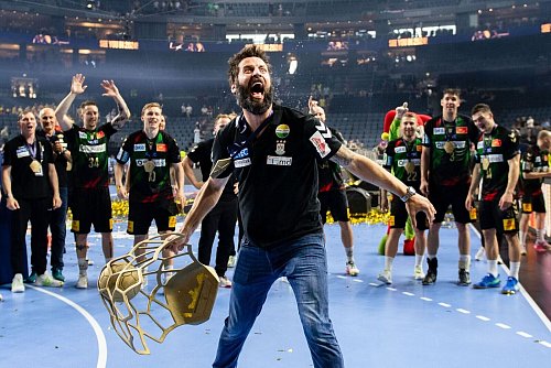 Trainer Bennet Wiegert möchte mit dem SC Magdeburg wie 2023 jubeln. - © Marius Becker/dpa