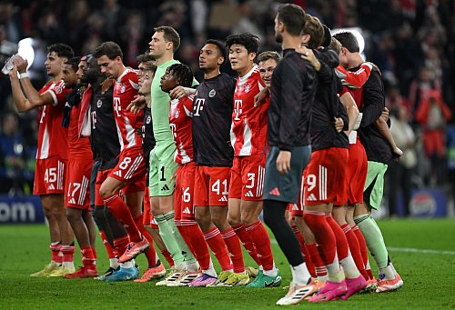 Die Bayern kommen aus dem Jubeln nicht mehr heraus. - © Sven Hoppe/dpa