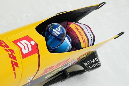 Francesco Friedrich und Alexander Schaller rasen im Zweierbob auf Rang zwei. - © Matthias Schrader/AP/dpa